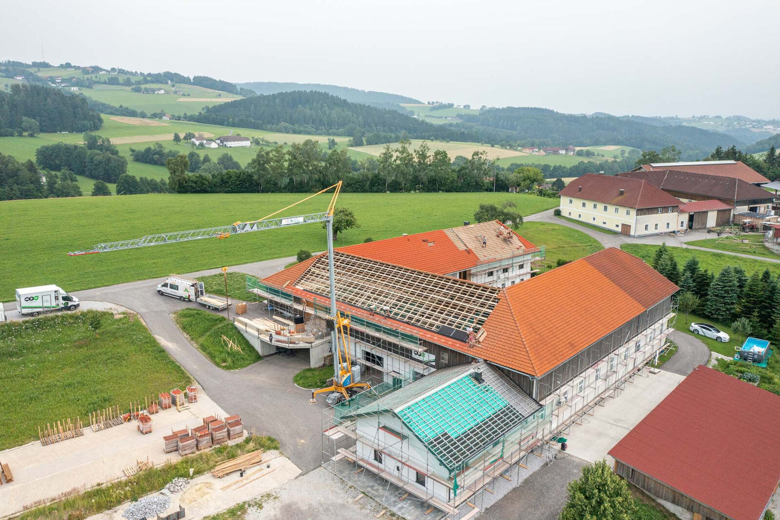 Dachflächen des elterlichen Hofs während der Installation der Photovoltaik-Anlage